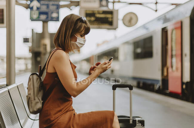 Mujer con maleta y pasaporte en el aeropuerto - foto de stock