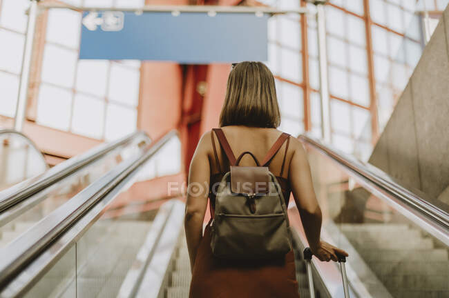 Jovem com mochila andando na cidade — Fotografia de Stock