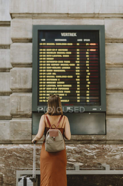 Молода жінка з валізою на залізничній станції — стокове фото