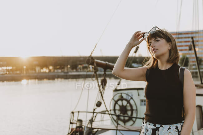 Junge Frau mit Rucksack am Pier — Stockfoto