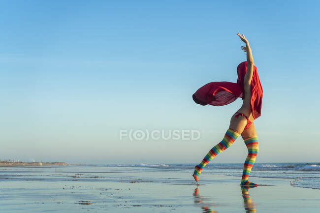 Mujer joven practicando yoga en la playa - foto de stock