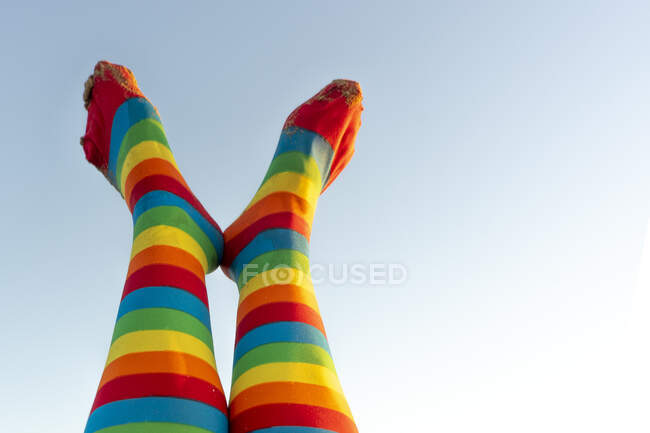 Piernas en calcetines de colores - foto de stock