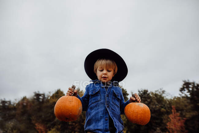 Маленький хлопчик з гарбузом в руках — стокове фото