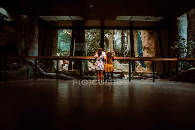 Jovem casal apaixonado na floresta — Fotografia de Stock