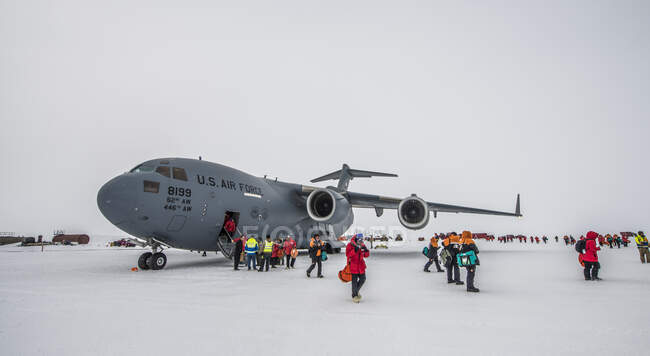 Avion dans l'aéroport — Photo de stock