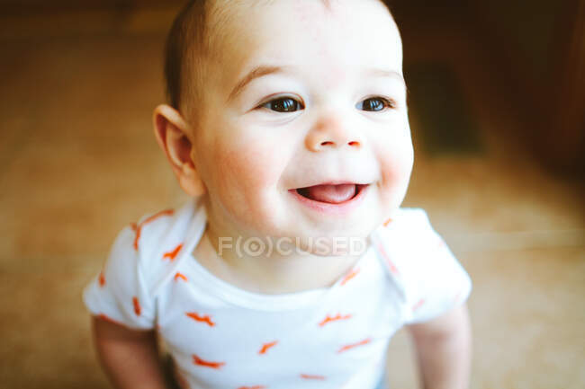 Porträt eines süßen kleinen Jungen mit einem Spielzeuggesicht — Stockfoto