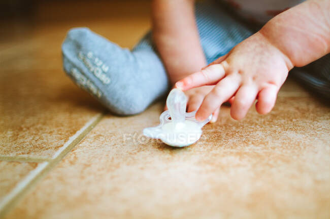 Baby boy playing with toy — Stock Photo