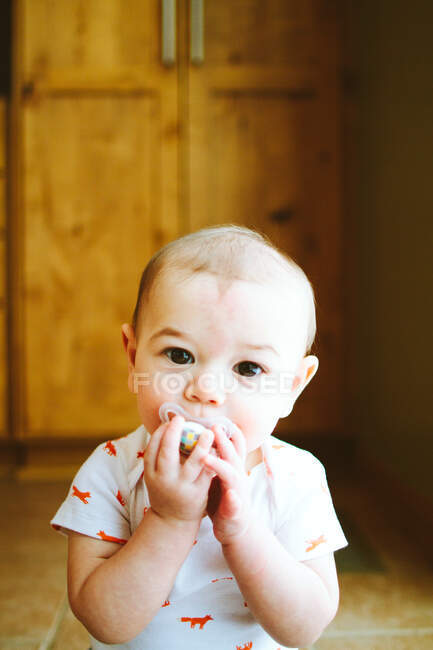 Bambino con un cucchiaio in cucina — Foto stock