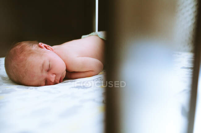 Bebê recém-nascido dormindo na cama — Fotografia de Stock