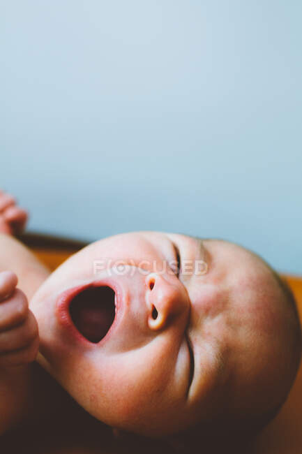 Bebé niño con un juguete sobre un fondo blanco - foto de stock
