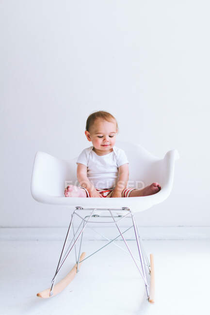 Маленький хлопчик сидить на стільці в студії — стокове фото