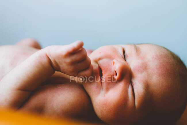 Primer plano de un bebé recién nacido - foto de stock