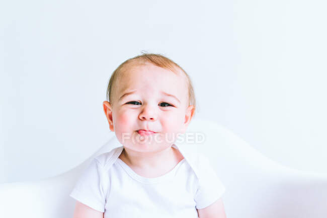 Portrait d'un mignon petit garçon — Photo de stock