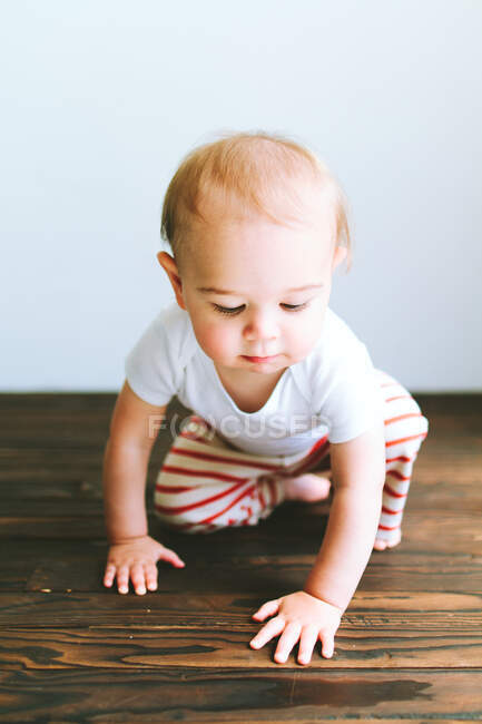 Niedlicher kleiner Junge sitzt auf dem Boden — Stockfoto