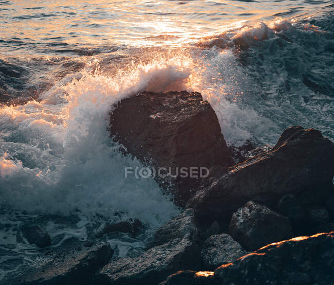 Belle onde sul mare sulla spiaggia — Foto stock