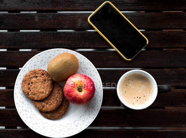 Colazione, caffè, tazza di tè e biscotti sul tavolo di legno — Foto stock