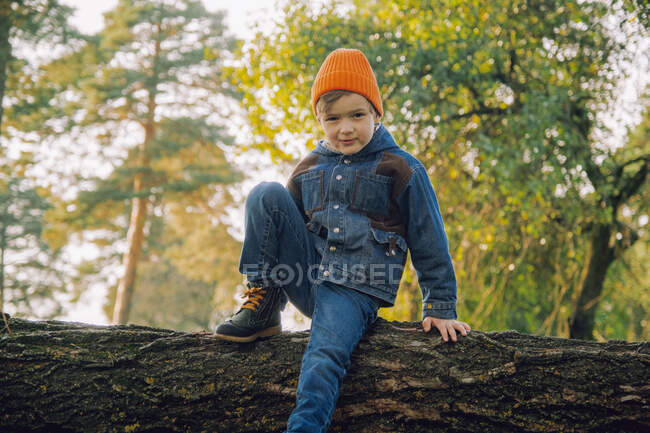 Маленький хлопчик-розвідник зі склянкою під час походів в осінньому лісі. Дитина дивиться крізь скло. Концепції пригодницького, розвідувального та пішохідного туризму для дітей . — стокове фото