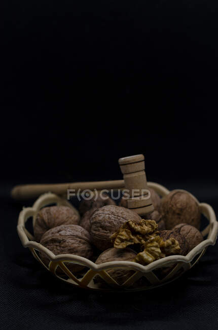 Волоські горіхи в дерев'яній коробці на чорному тлі . — стокове фото