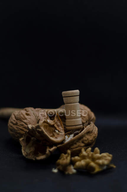 Un primo piano di una pila di radice di noce su una superficie scura — Foto stock