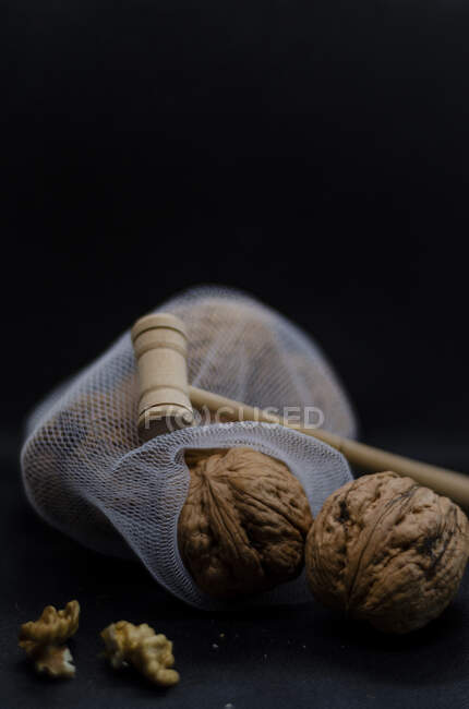 Gros plan d'une noix sur un fond en bois — Photo de stock