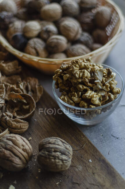 Gros plan sur les noix. noix, noix et autres ingrédients sur le fond en bois — Photo de stock
