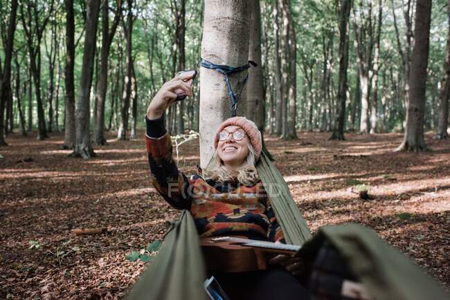 Schöne junge Frau mit Schwert im Wald — Stockfoto