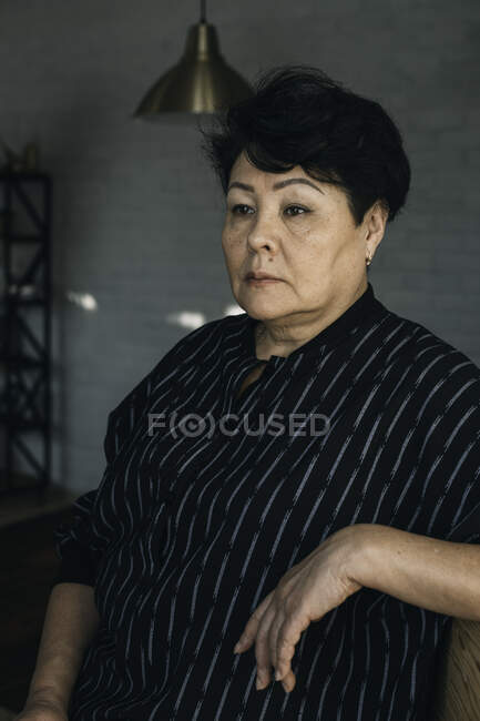 Porträt einer attraktiven eleganten asiatischen Seniorin, die sich zu Hause entspannt. — Stockfoto