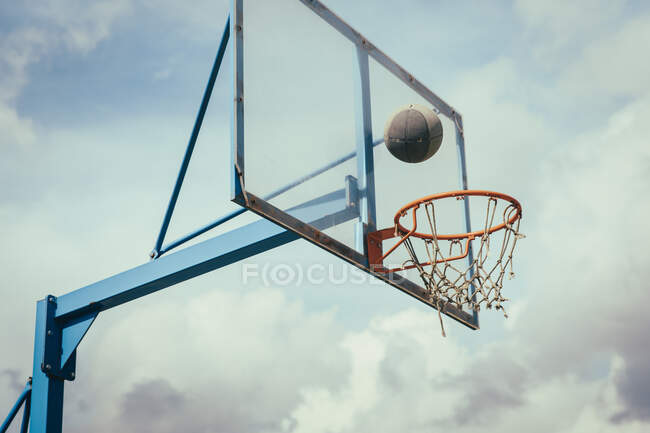 Basketballkorb auf der Straße — Stockfoto