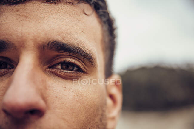 Close-up de um homem olhando para a câmera — Fotografia de Stock