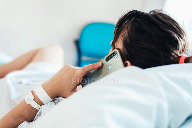 Young woman hospitalized in a bed. — Stock Photo