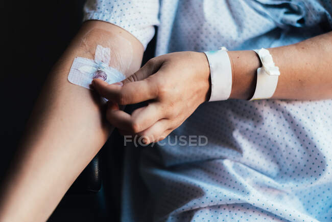 Frau mit intravenöser Schnur im Arm eingeliefert. — Stockfoto