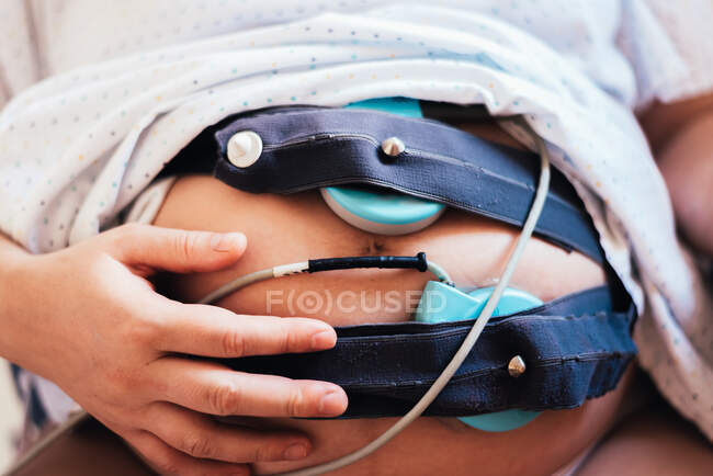 Живот беременной женщины, связанный с мониторингом беременности. Подготовка к родам. Концепция здоровой беременности. — стоковое фото