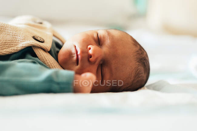 Nouveau-né avec ictère couché dans un lit d'hôpital. — Photo de stock
