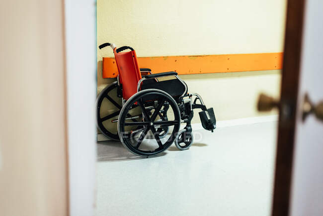 Silla de ruedas en un pasillo del hospital . - foto de stock