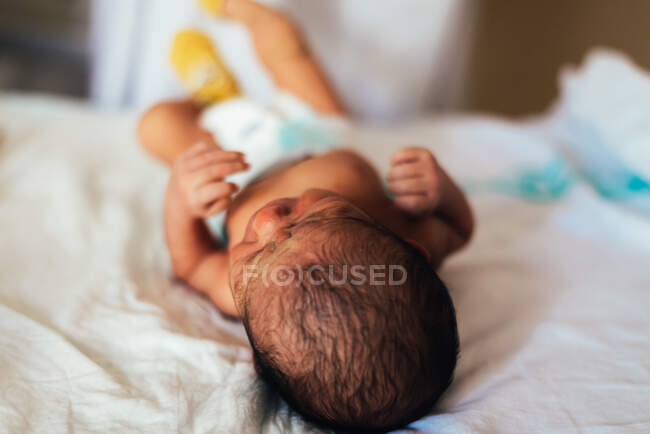 Newborn baby lying in a hospital bed. — Stock Photo