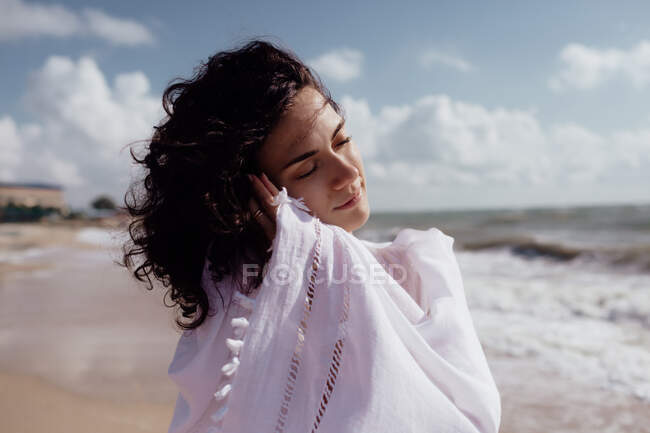Femme pleine et libre au bord de la mer, elle aime le héraut — Photo de stock