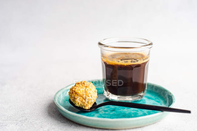 Sorvete caseiro doce e café em vidro — Fotografia de Stock