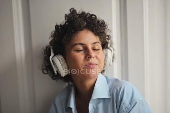 Young woman listens to music with headphones — Stock Photo