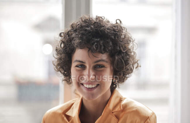 Портрет молодой улыбающейся женщины — стоковое фото
