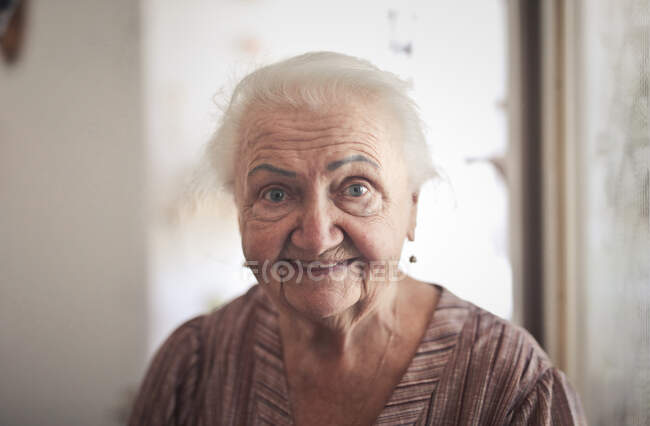 Retrato de senhora idosa em sua casa — Fotografia de Stock