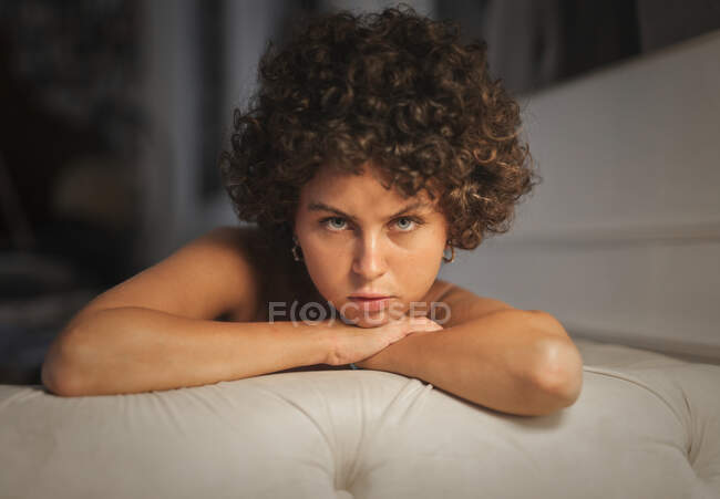 Portrait de jeune femme sur canapé — Photo de stock
