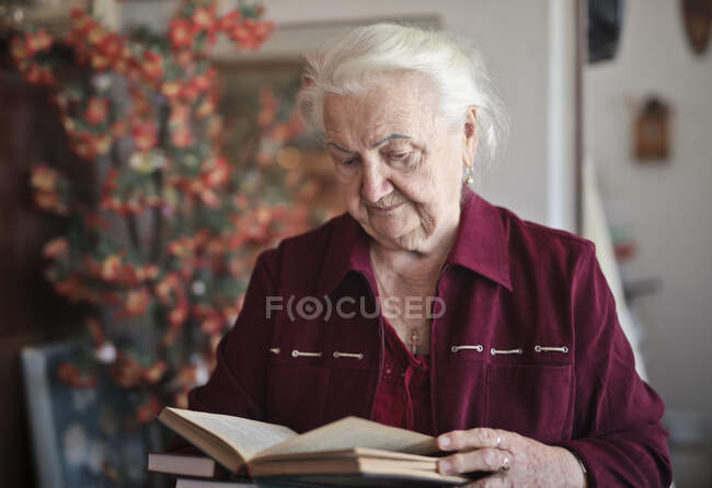 Retrato de senhora idosa enquanto lê um livro — Fotografia de Stock