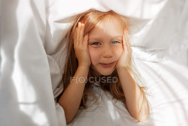 Porträt eines Mädchens in der Morgensonne — Stockfoto