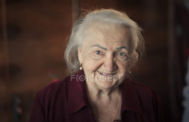 Retrato de anciana blanca - foto de stock