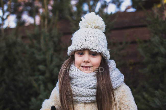 5 anos de menina no mercado ao ar livre de árvores de Natal para a celebração da noite — Fotografia de Stock