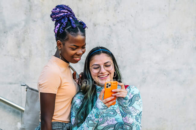 Namoradas lésbicas multiétnicas na moda tomando selfie no smartphone — Fotografia de Stock