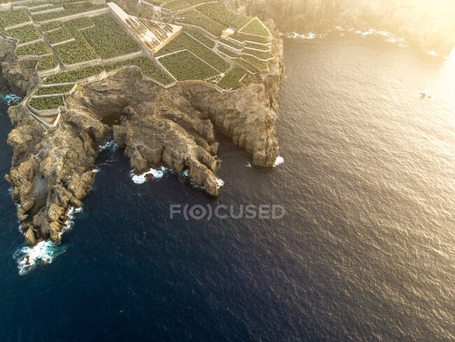 Vista aerea sul mare e sull'isola della costa mediterranea — Foto stock