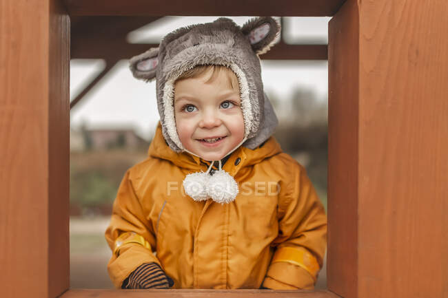 Портрет малюка в жовтій куртці і пухнастого сірого кольору. — Stock Photo