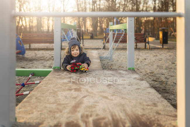 Екологічний портрет малюка-чоловіка на дитячому майданчику в теплі — стокове фото