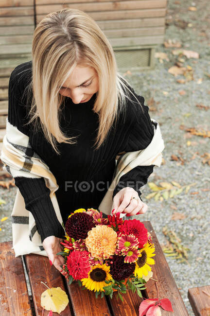 Die Floristin arbeitet an einem Strauß. — Stockfoto